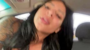 pocahontas babando, engasgando e quase vomitando no boquete dentro do carro