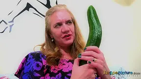 EuropeMaturE Solo with Classic Cucumber Sextoy