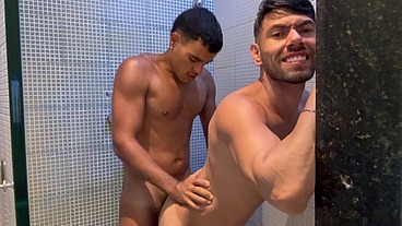 Tomando banho com meu amigo dotado