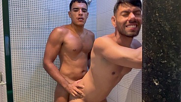 Tomando banho com meu amigo dotado