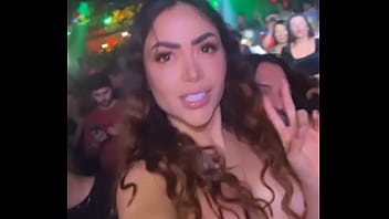 EPA Colombia Deja ver sus tetas en vivo