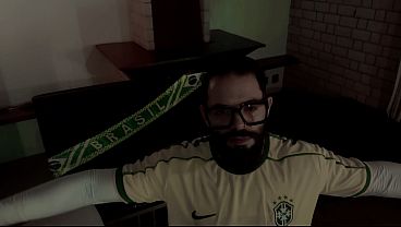 NOVINHO DOTADO BATENDO PUNHETA E GOZANDO ENQUANTO ASSISTE O JOGO DO BRASIL! - COMPLETO NO RED - EVEZZINI