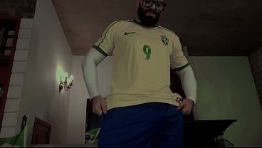 NOVINHO DOTADO BATENDO PUNHETA E GOZANDO ENQUANTO ASSISTE O JOGO DO BRASIL! - COMPLETO NO RED - EVEZZINI