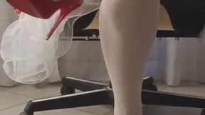 Vintage Pin-Up Charm — Crossed Legs, Tiptoe & Slow Dangling