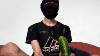 Domowy azjatycki transwestyta w sukience dostaje w tyłek gołą cipkę i potężny wytrysk