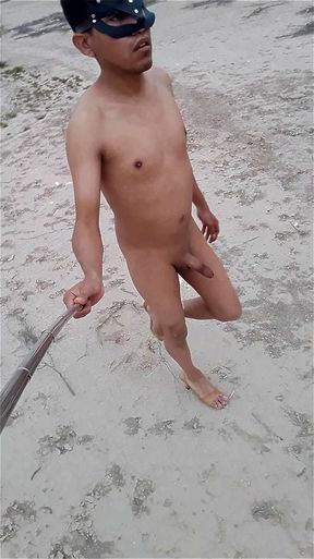 sexytrans vestida de zorra en tacones altos con plug anal desnuda publico muy caliente