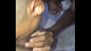 Novinho putao se amarra na minha mamada e vem me dar leite todo dia escondido