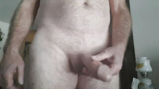 Zbliżenie amerykańskich amatorskich tatusiów: dojrzali faceci z ogromnymi penisami, którzy mocno dochodzą i połykają spermę