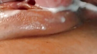 Squirting – POV-Film einer asiatischen Amateur-Teenagerin mit großem Kitzler, die anal gefickt wird