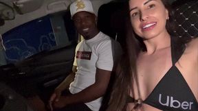 passagero nao tinha o dinheiro pra paga a uber entao pagou com a rola mesmo ainda teve uma viagem de volta pra casa com ela