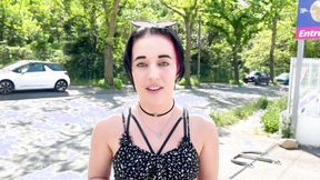 ”Leila, 18, librarian in Toulouse!”