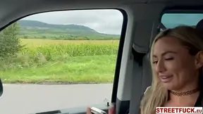 STREETFUCK Vollbusige Schlampe bert�gt ihren mann im Auto