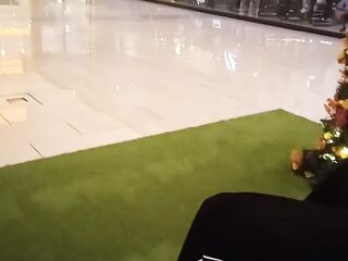 Comienzo a masturbarme en público no me aguanto y corro al baño para venirme
