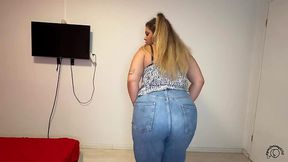 Tight jeans queen shows her smelly arse in private