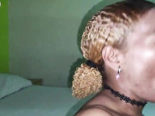 Que rico que me lo chupa esta ebony que le encanta probar pene con todo el placer