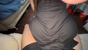 Me toc&oacute_ la verga frente a la vecina culona y ella no puede aguantar las ganas