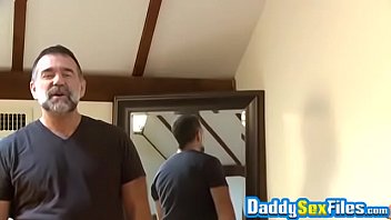 Mature gay guy receives sloppy blowjob before analdrilling