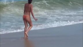 na praia com a vizinha da aldeia