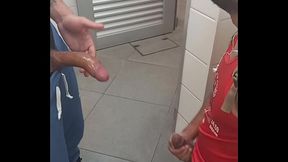 MACHOS DOTADOS N&Atilde_O CONTROLAM O TES&Atilde_O E FODEM AT&Eacute_ GOZAR DENTRO DO BANHEIRO PUBLICO.