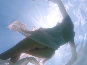 Sexy MILF with nice ass posed underwater