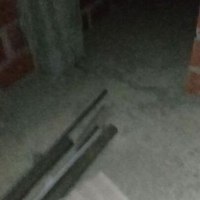 Consolador en casa abandonada