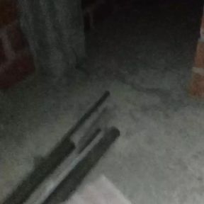 Consolador en casa abandonada