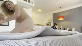 je me caresse sur le lit juste a cote de matteo qui travaille il n’entends ...