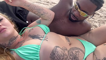 Curtindo a praia do RJ com a loira mais gostosa LoiraLuxx