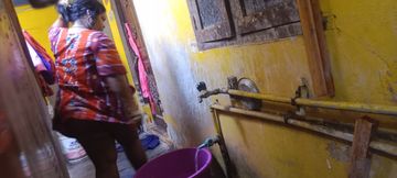 I secretly took a video of my girlfriend taking a bath in the bathroom. She's so beautiful.