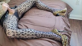 Shemale jerking off in leopard print pantyhose and heels