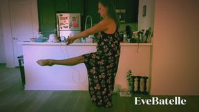 Hot MILF Eve’s Living Room Ballet Tease
