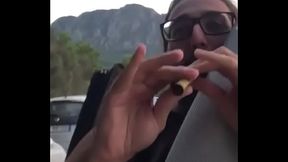 Piccola olandesina scappa di casa e guadagna soldi per la suonando il flauto dolce