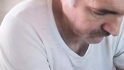 Double pissing with a fresh handjob early in the morning I drink a lot of water and pee a lot for my friends.