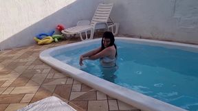 branca de neve atriz , me chama para fuder na piscina e toma uma surra de piroca