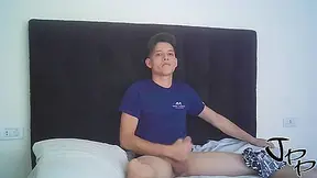 Encuentro La Ropa Interior De Mi Roomie Y Me Pongo Caliente