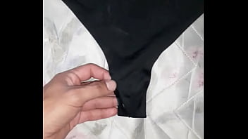 Oliendo tanga y brasier de mi hermana usada