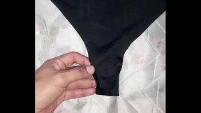 Oliendo tanga y brasier de mi hermana usada