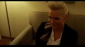 Mujer ocupada paga por sexo