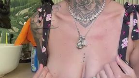 Sono la tua matrigna e ti chiedo di non sborrarmi in faccia! Ma tu sei disobbediente e mi sborri sulle tette e sul viso!