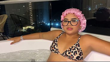 Madrastra Puta se Ba&ntilde_a Desnuda con Hijastro en Jacuzzi y Le Pide que la Folle Mientras Pap&aacute_ Est&aacute_ Fuera