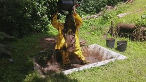 Muddy Rainwear in Pit