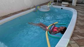 fudendo o rabo da ninfeta dentro da piscina - kel aguiar