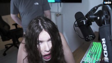 Streamer peeps gets stuffed raw between gaming streams