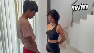 Me cojo duro a mi hermanastra a cambio de limpiar mi cuarto.