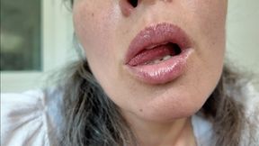 smell saliva on my natural lips