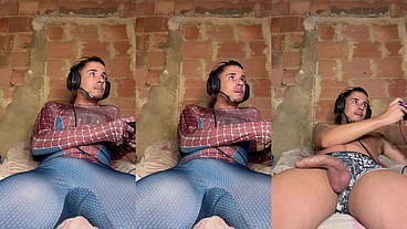 Homem aranha jogando vídeo game