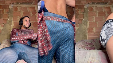 Homem aranha jogando vídeo game
