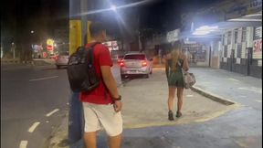 esposa percebi que ta sendo seguida e no final deu gostoso pro perceguidor