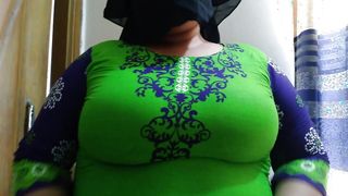 Egyptian MILF sexy aunty, went to neighbor&#039;s house &amp; Super Horny When saw his cock, then hot aunty fucked him - Cum wild