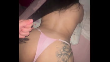 Morena tatuada levando piroca